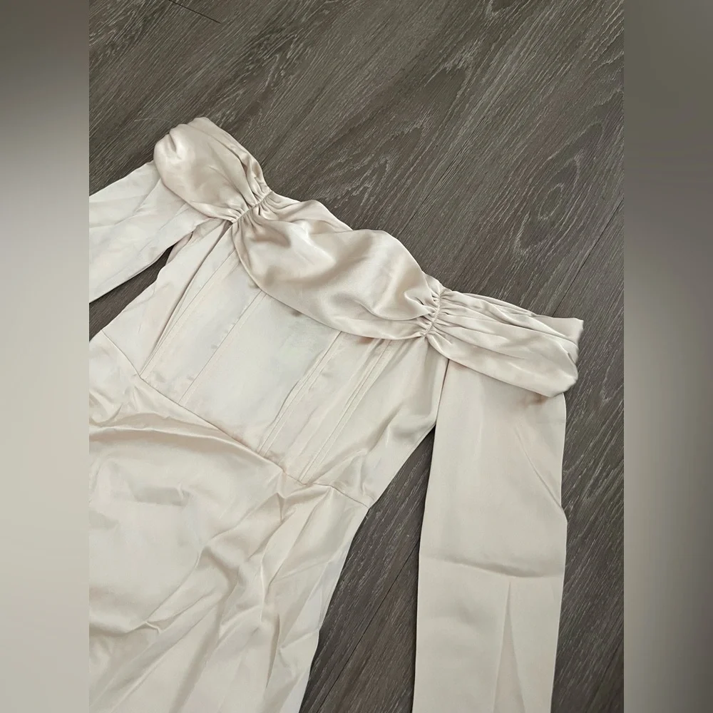 PrettyLittleThing Champagne satin pleat detail Berteau flared sleeve shift dress - Picture 7 of 11